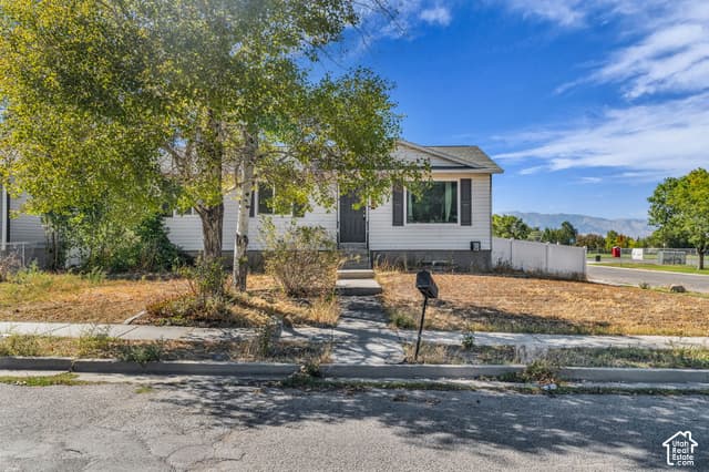 395 N LANDMARK DR photo 2