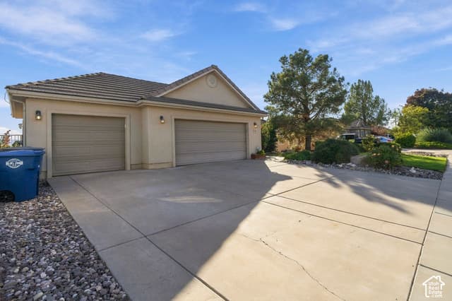 2208 E 2480 S photo 3