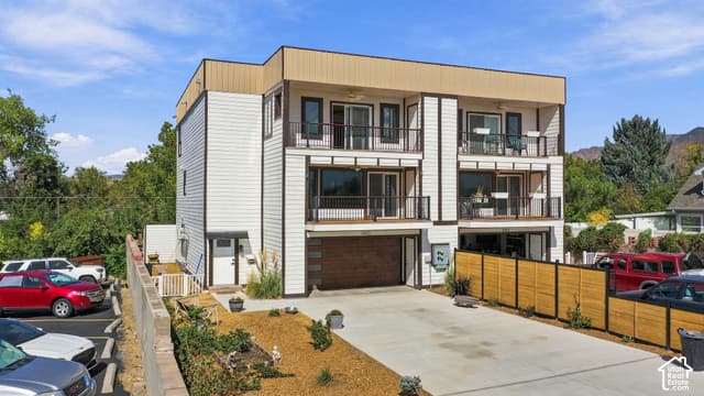 1403 E WOODLAND AVE photo 2