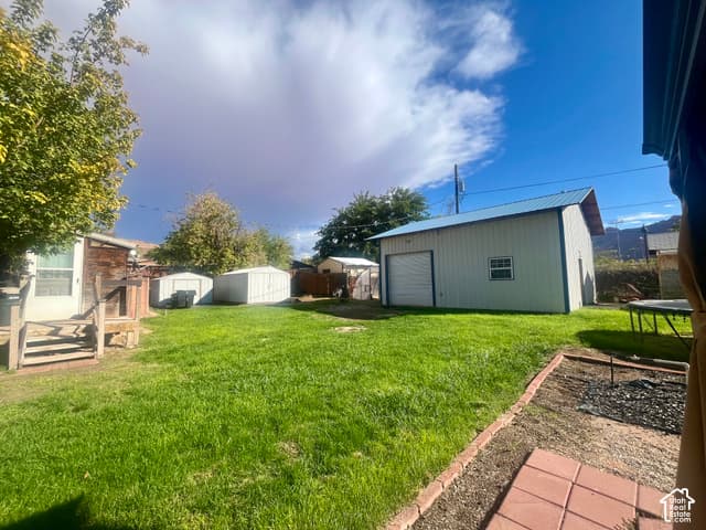 252 E 100 N photo 2