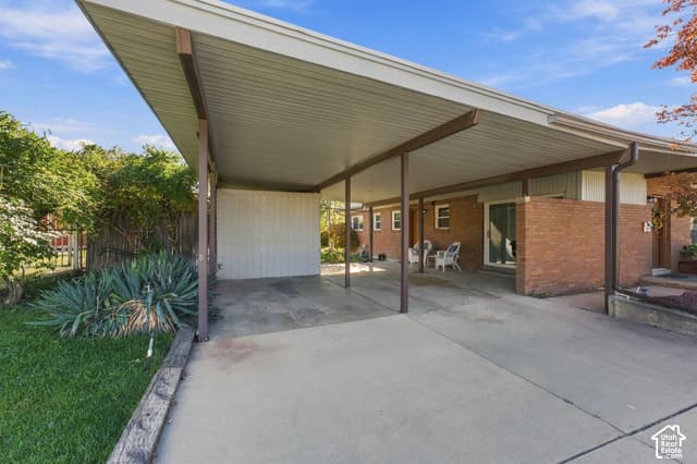 2212 E MARIE AVE photo 3
