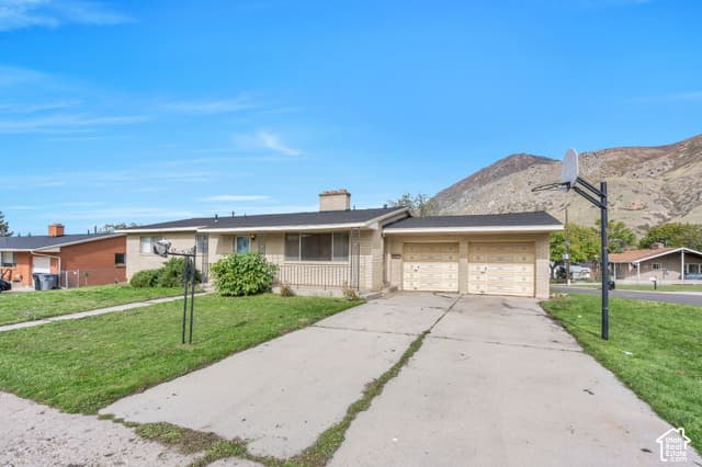 1205 HILLCREST DR