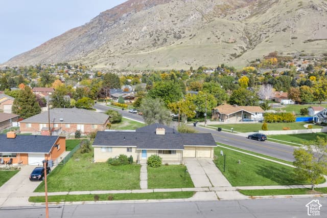 1205 HILLCREST DR photo 2